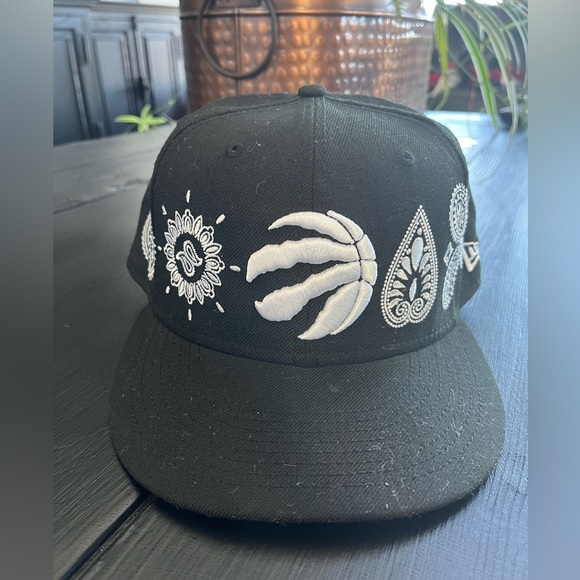 LIKE NEW: Toronto Raptors fitted cap - Picture 1 of 3